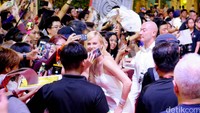 Sama seperti Chris Hemsworth, Charlize juga ramah selfie dengan fans.