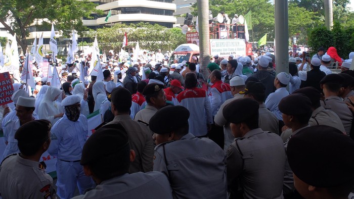 Massa Ormas Datangi Gedung KPK Demo Soal Ahok, Jalur Lambat Ditutup