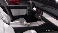Interior mobil dengan nuansa dua warna. Ada juga layar pengontrol di dashboard tengah. Foto: Tesla Motors