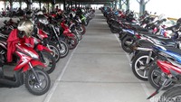 Mulai hari ini semua kendaraan bermotor diparkir di tempat yang telah disediakan di Taman Parkir Abu Bakar Ali.