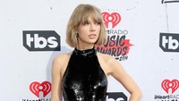 Kekasih Calvin Harris itu langsung jadi sorotan di red carpet. Frederick M. Brown/Getty Images for iHeartRadio / Turner/detikFoto.