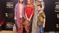 Mariam Nur Al Iman dan Isabelle Tramp tampak kompak berkebaya dan berkerudung. Sementara Lennon bergaya dengan kemeja batik Pool/Noel/detikFoto.