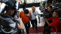 Trinanda bergegas masuk ke gedung KPK.