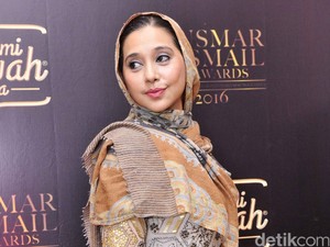 Makna Seksi Ayu Azhari di Usia yang Tak Muda Lagi