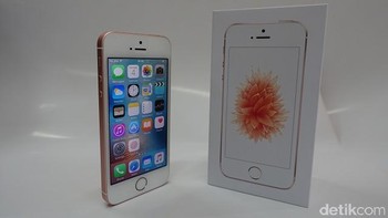 Kini, ia menjilat ludah sendiri dengan kembali menjual ponsel yang disebutkan terakhir. Apple ketahuan menjual lagi iPhone SE. Bahkan, harganya pun terbilang miring, dan produknya masuk ke bagian cuci gudang dari situs resmi perusahaan asal Cupertino, California, Amerika Serikat itu.Foto: detikINET/afr