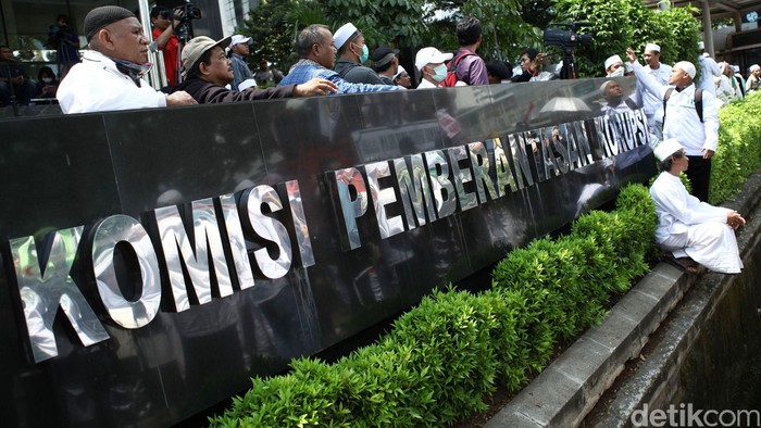 Dapat Kabar Ahok Diperiksa, Ibu Tua dan Seorang Remaja Tebar Serbuk Putih di KPK