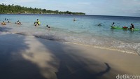 Pengunjung pantai pasir putih tidak hanya warga yang berdomisili di Kota Manokwari, tetapi juga di sejumlah distrik di kabupaten tetangga, Manokwari Selatan.