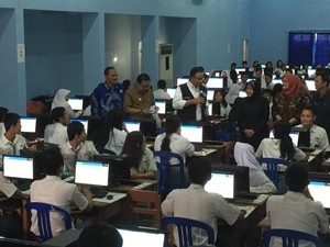 Didampingi Soekarwo dan Risma, Mendikbud Pantau UNBK di Surabaya