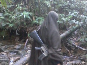 Ini Penampakan Istri Santoso Menenteng Senjata di Hutan Poso