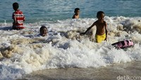 Pantai pasir putih merupakan lokasi wisata favorit masyarakat Papua.