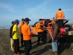 Ombak Tinggi, Seorang Gadis Hilang saat Bermain di Pantai Brecong