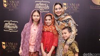 Ayu bersama tiga anaknya, Mariam Nur Al Iman, Isabelle Tramp dan Lennon Tramp. Pool/Noel/detikFoto.
