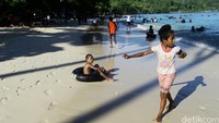 Pantai ini memiliki berpasir putih dan indah.