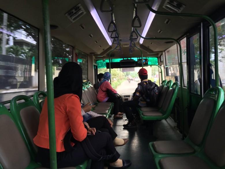 Penumpang KRL Antusias Jajal Bus Feeder TransJ di Stasiun Tebet Penumpang KRL Antusias Jajal Bus Feeder TransJ di Stasiun Tebet