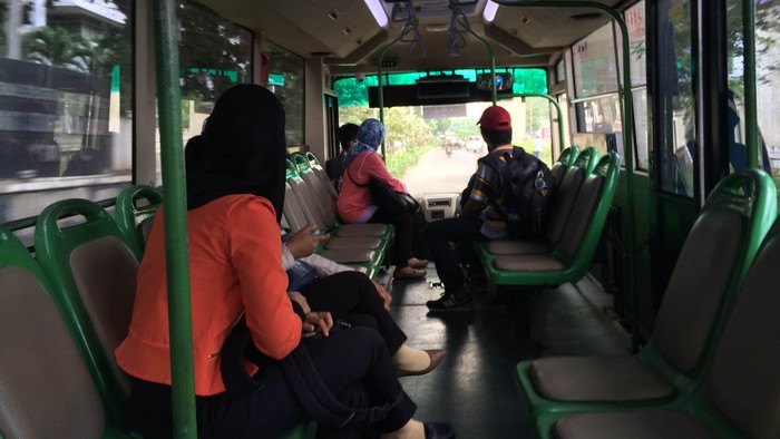 Naik Bus Feeder TransJ dari Stasiun, Penumpang: Nyaman dan Tidak Ngetem