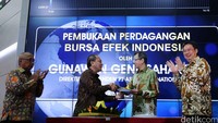 Direktur PT Astra International Tbk Suparno Djasmin (kedua dari kiri) menyerahkan potongan tumpeng kepada Direktur PT Bursa Efek Indonesia Alpino Kianjaya (kedua kanan) dengan disaksikan Direktur Independen PT Astra International Tbk Gunawan Geniusahardja (kanan) dan Chief of Corporate Communications, Social Responsibility & Security Astra Pongki Pamungkas (kiri). Ist/Astra.