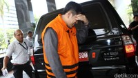 Trinanda berjalan sambil terus menutupi wajahnya.