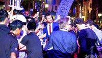 Fans langsung histeris saat Chris muncul di red carpet.
