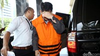 Trinanda datang dengan memakai rompi tahanan KPK.