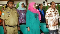 Pelantikan pengurus daerah Muslimat NU Papua Barat juga dihadiri oleh Bupati Manokwari Demas Paulus Mandacan (kiri) dan Gubernur Papua Barat Abraham Octavianus Atururi (kanan).