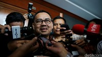 Sudirman Said yang mengenakan kemeja batik warna cokelat ini hadir di gedung Pengadilan Tipikor, Jl Bungur Besar, Jakarta Pusat, Senin (4/4/2016) sekitar pukul 10.40 WIB.