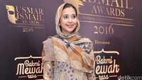 Artis 46 tahun itu kenakan dress bernuansa emas dan kerudung warna senada. Pool/Noel/detikFoto.