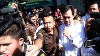 Mantan suami Dewi Persik itu tampak tak diborgol seperti tahanan lain yang ikut dipindah. Pool/Palevi S/detikFoto.