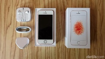 Ini perlengkapan yang ada di dalam kemasan iPhone SE. Foto: detikINET/afr