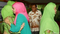 Khofifah memberikan ucapan selamat kepada pengurus daerah Muslimat NU Papua Barat.