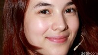 Tidak perlu make-up yang tebal baginya untuk jadi pusat perhatian. Pool/Gus Mun/detikFoto.