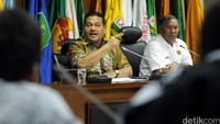 Ketua Komite II DPD RI, Parlindungan Purba didampingi Direktur Pembinaan Program Ketenagalistrikan di Kementerian ESDM,  Alihuddin Sitompul memberikan keterangan pers sehubungan padamnya listrikk di Pulau Nias Sumatra Utara di Komplek Parlemen, Senayan, Jakarta, Senin (4/4/2016).