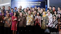 PT Astra International Tbk Gunawan Geniusahardja (tengah) mengacungkan jempol usai membuka perdagangan saham dalam rangka memperingati HUT pencatatan saham ke-26 ASII. Ist/Astra.