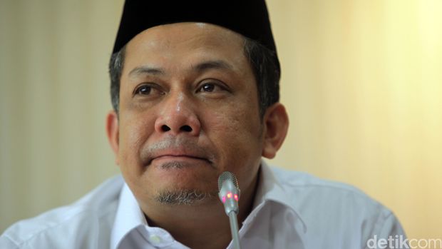 Fahri Hamzah masih belum terima dipecat oleh PKS. Hal terseut disamoaikan dalam jumpa pers di Gedung DPR, Senayan, Jakarta Pusat, Senin (4/4/2016).