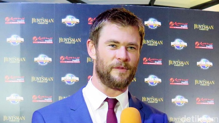 Chris Hemsworth Tanggapi Adegan Ciuman di Dua Seri Snow White