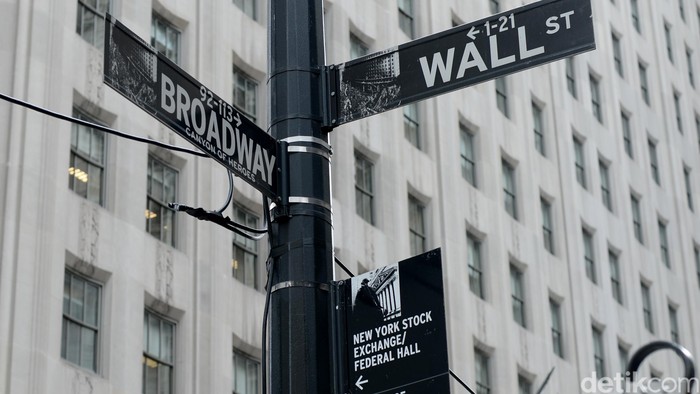 Rambu jalan menunjuk bursa saham New York atau yang dikenal sebagai Bursa Saham Wall Street.