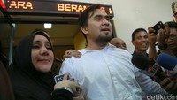 Artis yang akrab disapa Bang Ipul itu dipindahkan ke LP Cipinang, Senin (4/4/2016). Pool/Palevi S/detikFoto.