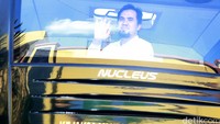 Ia pun sempat melambaikan tangannya dari dalam mobil tahanan. Pool/Palevi S/detikFoto.