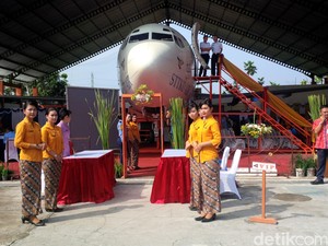 21 Pasangan Pengantin Menikah Bareng di Dalam Pesawat Boeing 737 di Bantul