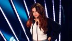 Selena Gomez Lebih Seksi dengan Jumpsuit atau Tank Top?