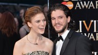Di Game of Thrones, Kit Harington dan Rose Leslie juga beradegan panas. Foto: Anthony Harvey