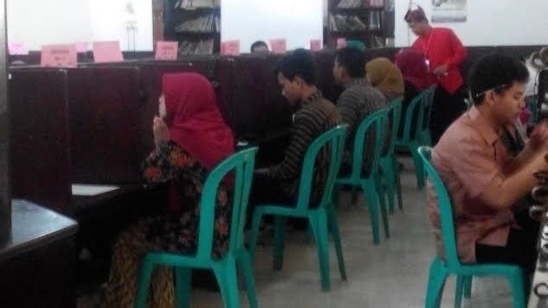 HUT Kota Blitar Peserta UN SMA Pakai Baju  Jadul 