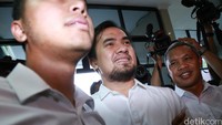 Mantan suami Dewi Persik itu tak banyak bicara. Pool/Palevi S/detikFoto.