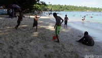 Pantai ini berjarak 7 km dari Pusat Kota Manokwari.