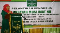 Khofifah memberikan sambutan usai melantik pengurus daerah Muslimat NU Papua Barat, Senin (4/4/2016).