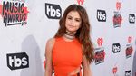Selena Gomez Lebih Seksi dengan Jumpsuit atau Tank Top?