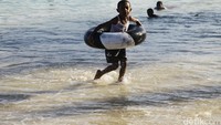 Seorang anak asyik berenang di Pantai Pasir Putih Monokwari.