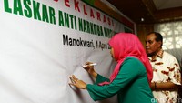 Khofifah juga mendeklarasikan Laskar Muslimat NU Anti Narkoba.