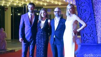 Chris Hemsworth, Jessica Chastain, Cedric Nicoles-Troyan, dan Charlize Theron berpose bersama di red carpet.