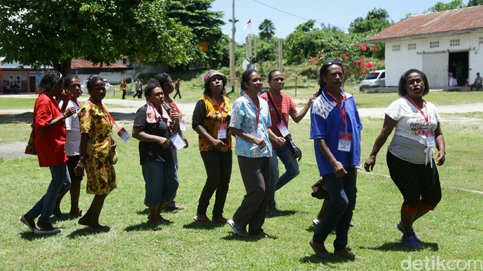 Gembiranya Mama Papua Berjoget Tunggu Jokowi