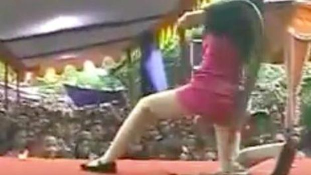 Aksi panggung Irma Bule saat pentas dengan ular